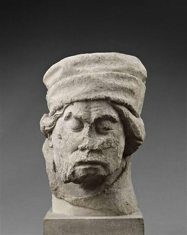 Tête d'homme coiffé d'un bonnet les yeux baissés, image 2/6