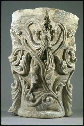 Chapiteau d'angle décoré de palmettes et de rinceaux, image 4/7