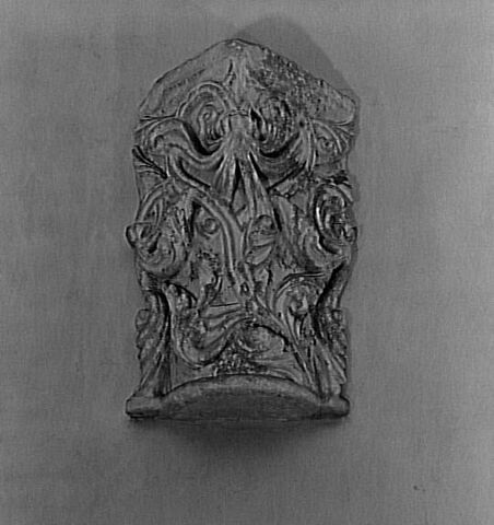 Chapiteau d'angle décoré de palmettes et de rinceaux, image 7/7