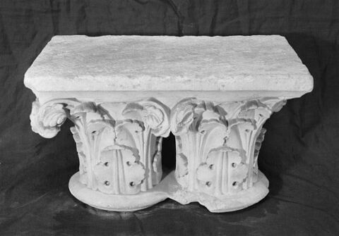 Chapiteau double décoré de feuillages