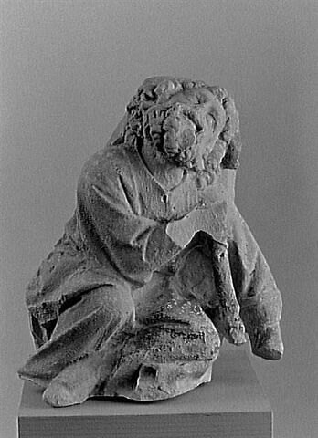 Homme appuyé sur une béquille, image 12/13
