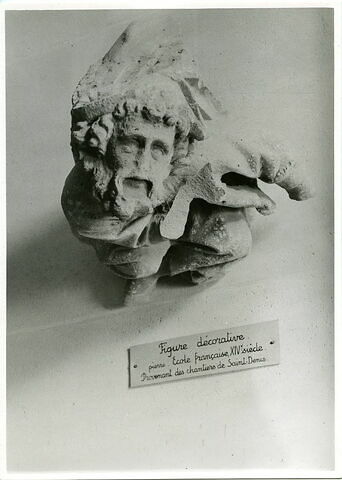 Homme appuyé sur une béquille, image 13/13