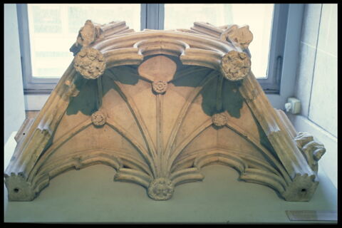 Dais orné de petites figures d'anges (mutilés), image 7/8