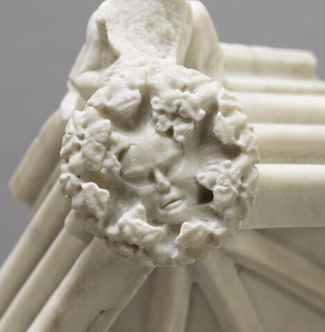 Dais orné de petites figures d'anges (mutilés), image 2/8