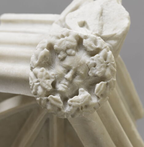 Dais orné de petites figures d'anges (mutilés), image 3/8
