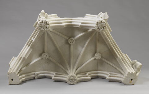 Dais orné de petites figures d'anges (mutilés), image 6/8