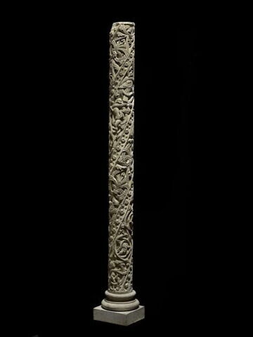 Colonne décorée de feuillage, de rinceaux habités et de galons perlés, image 22/23