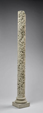Colonne décorée de feuillage, de rinceaux habités et de galons perlés