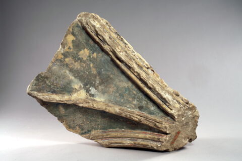Fragment d'arcature sculpté sur quatre faces, décoré de moulures, de rosettes, de pinacles et de feuillage, image 2/5