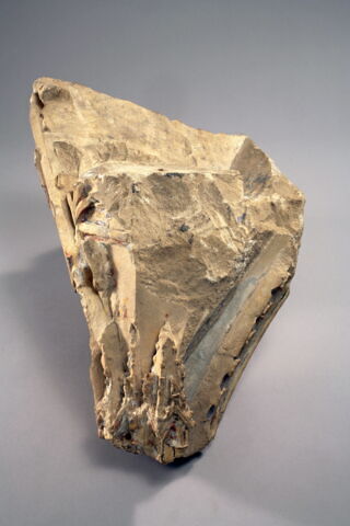 Fragment d'arcature sculpté sur quatre faces, décoré de moulures, de rosettes, de pinacles et de feuillage, image 3/5