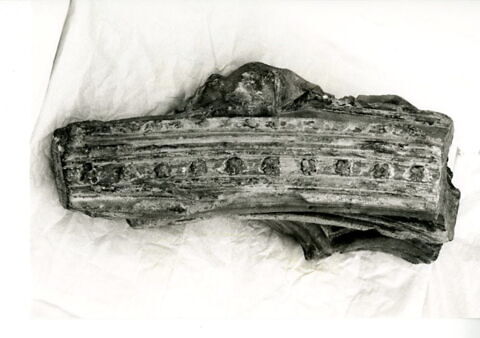 Fragment d'arcature sculpté sur quatre faces, décoré de moulures, de rosettes, de pinacles et de feuillage