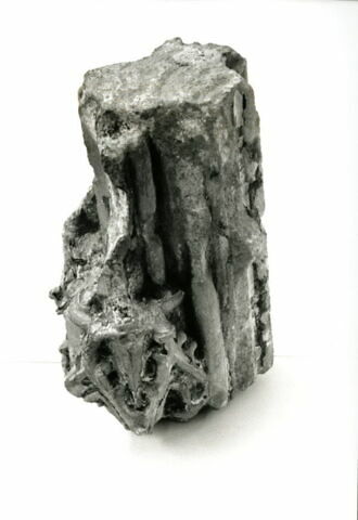Fragment architectural sculpté sur quatre faces, décoré de moulures et de petits pinacles, image 5/8