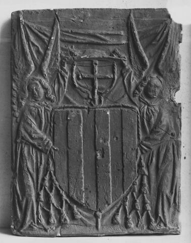 Deux anges soutenant les armoiries du Cardinal Georges 1er d'Amboise, image 2/2