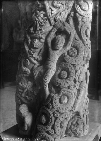 Colonne torse et chapiteau historiés : personnages et êtres fantastiques, Annonce aux bergers, Nativité, Sommeil des Mages, image 20/25