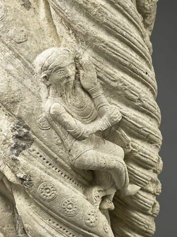Colonne torse et chapiteau historiés : personnages et êtres fantastiques, Annonce aux bergers, Nativité, Sommeil des Mages, image 5/25