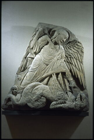 Partie centrale d'un tympan : saint Michel terrassant le dragon, image 2/6