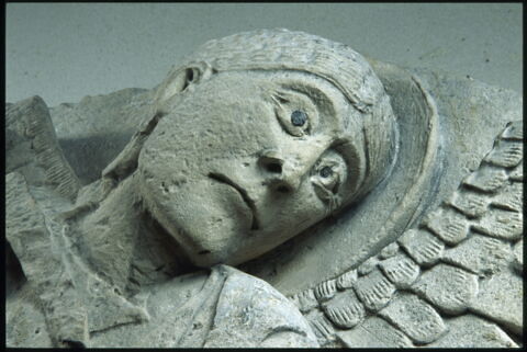 Partie centrale d'un tympan : saint Michel terrassant le dragon, image 4/6