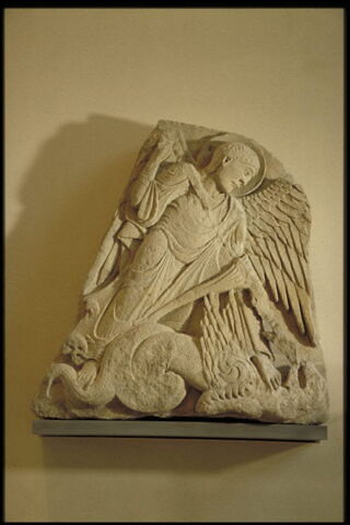 Partie centrale d'un tympan : saint Michel terrassant le dragon, image 5/6