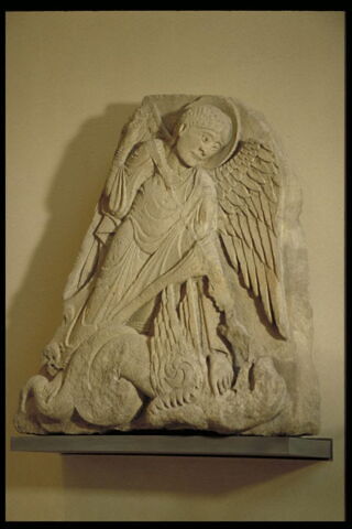 Partie centrale d'un tympan : saint Michel terrassant le dragon, image 6/6