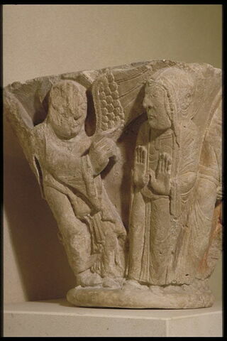 Fragment d'un chapiteau double (?) : l'Annonciation, la Visitation et décor végétal, image 3/7