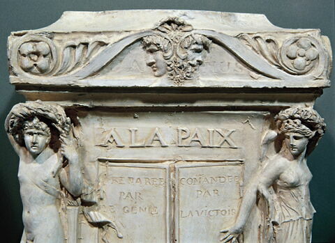 Base d'un monument à la paix, image 4/7