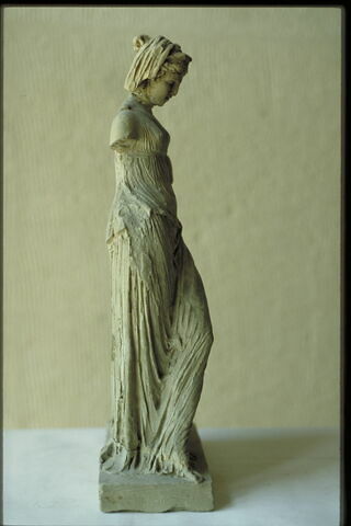 Jeune femme appuyée sur un cippe, image 3/5
