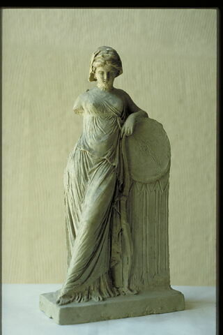 Jeune femme appuyée sur un cippe, image 4/5