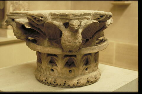 Chapiteau orné de palmettes et d'aigles, image 6/6