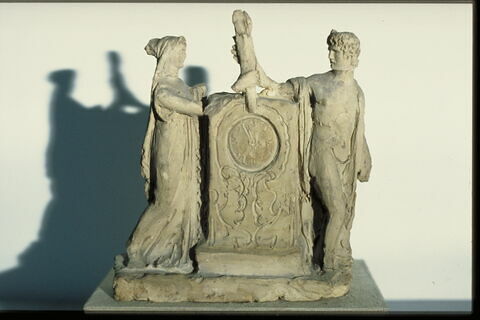 Un jeune homme et une jeune femme de part et d'autre d'une stèle (projet de pendule), image 2/4