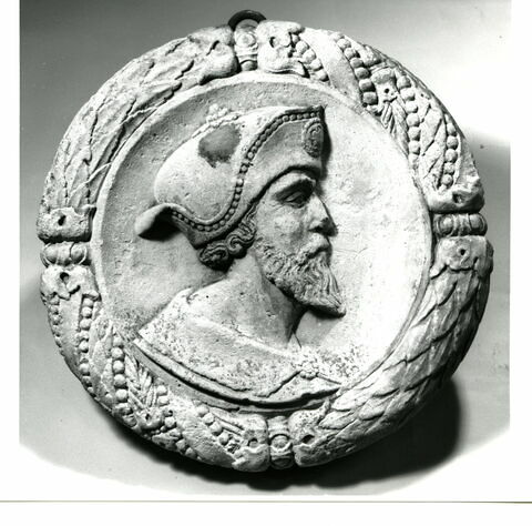 Tête d'homme coiffe d'un chapeau