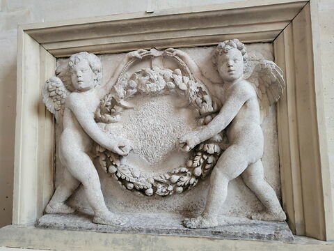 Deux angelots portant un écusson martelé à la Révolution, image 2/2