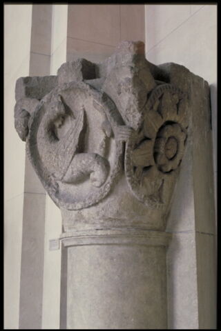 Chapiteau d'applique décoré d'un basilic et de deux rosaces, image 5/5