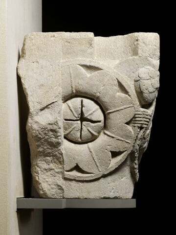 Chapiteau d'applique décoré d'un basilic et de deux rosaces, image 2/5