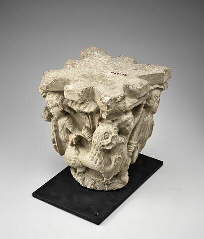Chapiteau décoré d'hommes armés combattant des lions, image 5/6