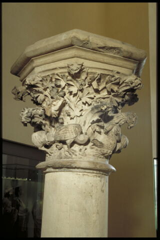 Chapiteau heptagonal décoré de feuillage, d'animaux fantastiques et d'une sirène tenant un miroir, image 8/16