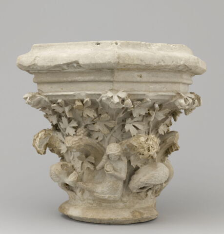 Chapiteau heptagonal décoré de feuillage, d'animaux fantastiques et d'une sirène tenant un miroir, image 3/16