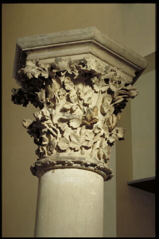 Chapiteau heptagonal décoré de feuillage, image 8/13
