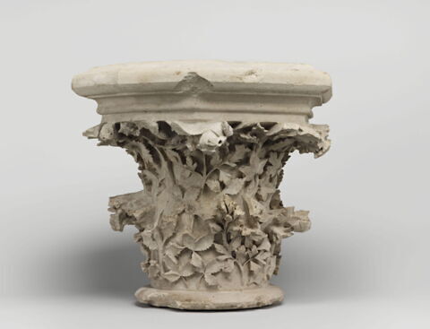 Chapiteau heptagonal décoré de feuillage, image 5/13