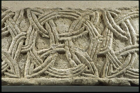 Fragment de frise décoré d'entrelacs, image 2/3
