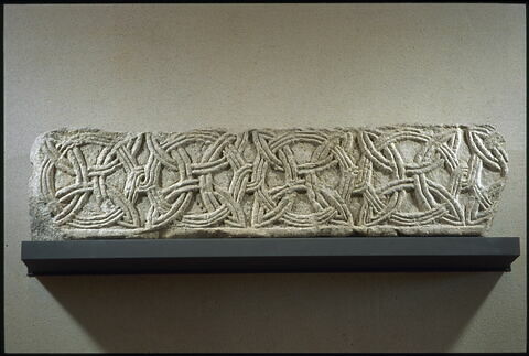 Fragment de frise décoré d'entrelacs
