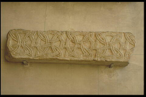 Fragment de frise décoré d'entrelacs, image 3/3