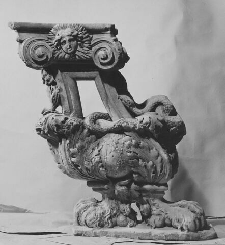 Balustre de l'escalier d'honneur des Tuileries aux emblèmes de Louis XIV  et de Colbert