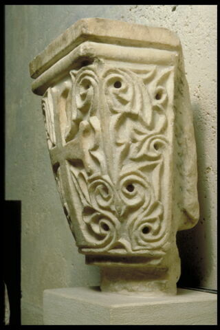 Chapiteau d'applique orne de feuillages et d'une croix pattée, image 2/3