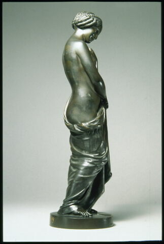 Femme tenant un médaillon, image 6/7