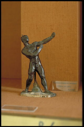 Homme nu debout, image 8/8