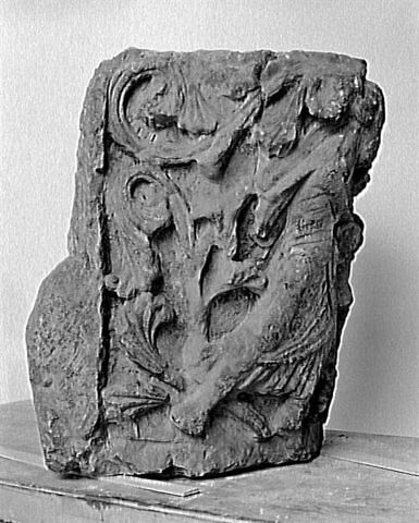 Personnage devant un autel, au milieu de rinceaux, image 3/4
