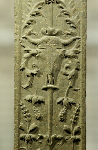 Pilastre décoré sur une face (bucrane), image 5/6