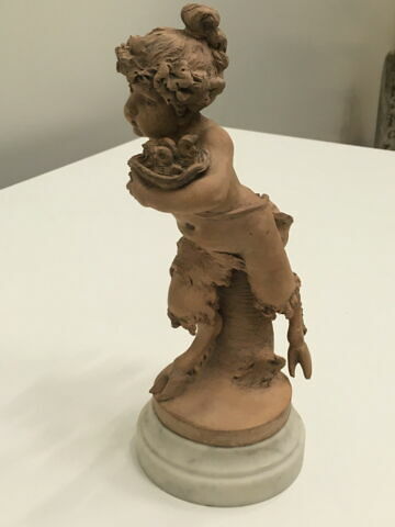 Petite satyresse tenant un nid, image 2/2