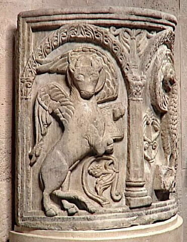 Parapet d'ambon orné des symboles des évangélistes Luc et Jean, image 2/3