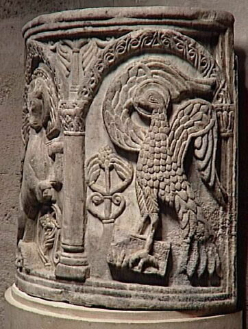 Parapet d'ambon orné des symboles des évangélistes Luc et Jean, image 3/3